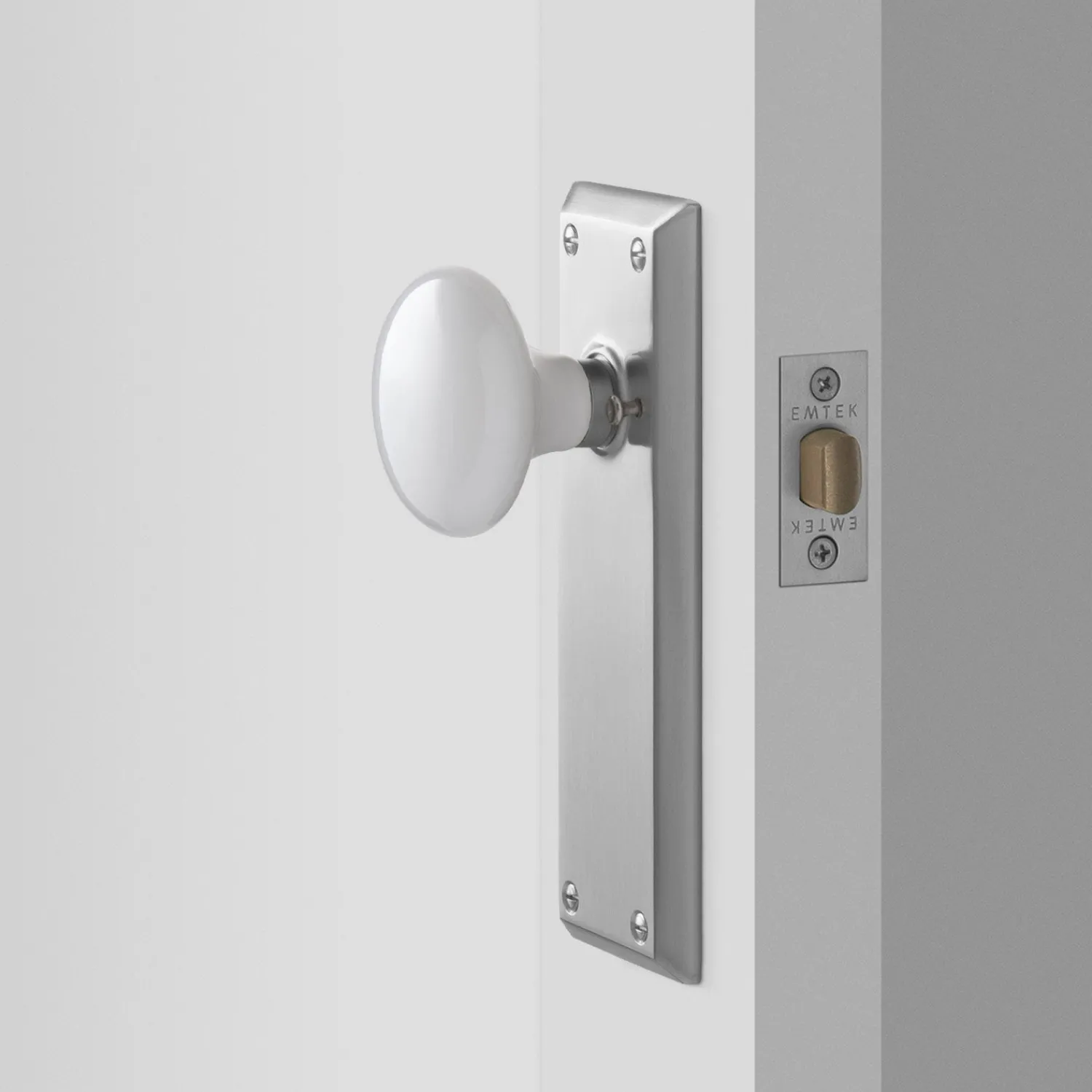 Schoolhouse Freeport Large Backplate Doorset with Porcelain Knob - Satin Nickel Fashion