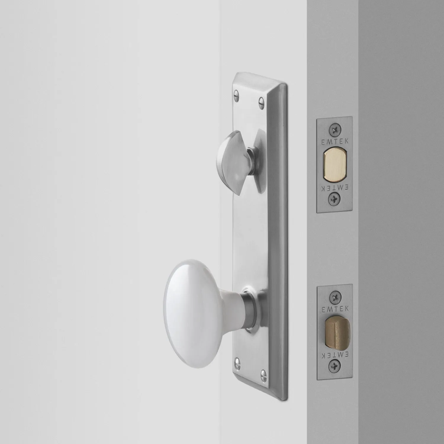 Schoolhouse Freeport Large Backplate Doorset with Porcelain Knob - Satin Nickel Fashion