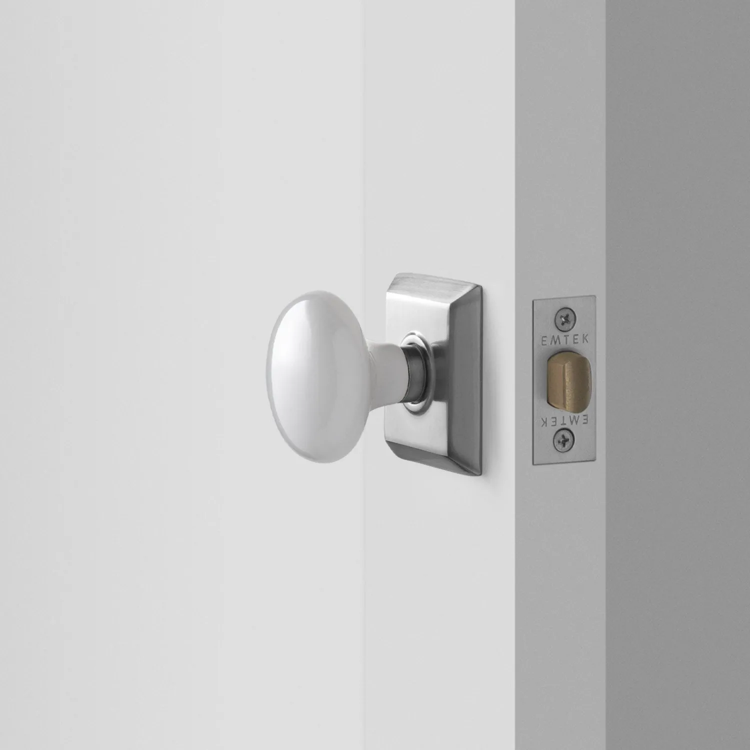 Schoolhouse Freeport Small Backplate Doorset with Porcelain Knob - Satin Nickel New
