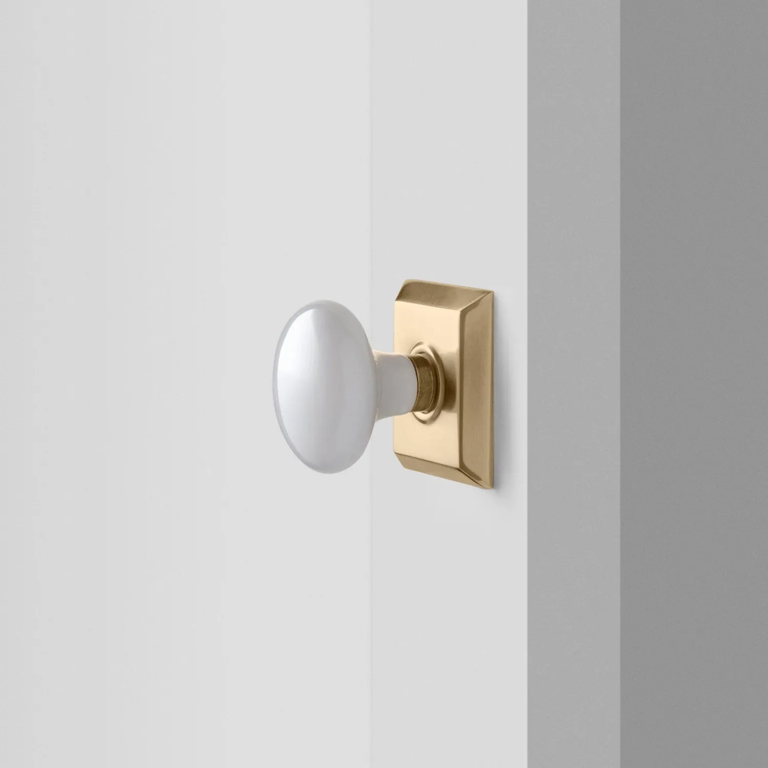 Schoolhouse Freeport Small Backplate Doorset with Porcelain Knob Hot